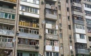 В Луганске под обстрел попала жилая многоэтажка в районе областной больницы (фото)