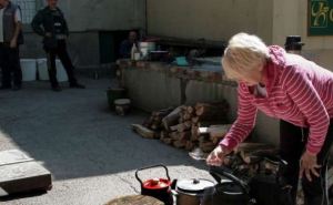 Жители Луганска готовят еду во дворах (фото)