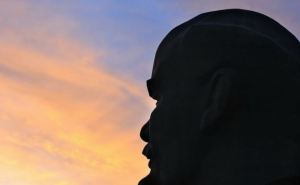 В Харькове за ночь повредили два памятника Ленину
