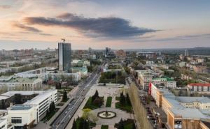 В центре Донецка раздаются артиллерийские взрывы