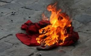 В Харькове спалили символику Коммунистической партии