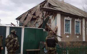 Последствия артиллерийского обстрела села в Луганской области (фото)
