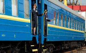 Из-за боевых действий в области, поезд «Луганск — Киев» никуда не выехал. — Местные жители