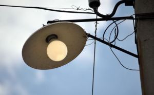 В Жовтневом районе Луганска ремонтируют уличное освещение