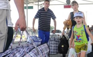 Поток беженцев с Донбасса в РФ не уменьшается
