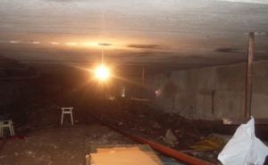 В Луганске снаряд повредил систему теплоснабжения в многоэтажке (фото)