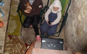 Один день из жизни мирных людей в бомбоубежище на Донбассе (фото)