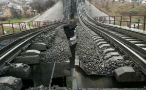 Взрыв на железнодорожном мосту в Мариуполе (фоторепортаж)