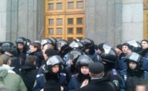 Сессия Харьковского горсовета. Активисты пытались попасть внутрь, в мэрию свезли мешки с песком