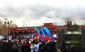 В Луганске прошел митинг против экономической блокады Донбасса (фото)