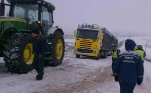 Харьковские спасатели освободили из заносов колонну грузовиков