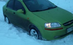 Под Харьковом в снежной ловушке оказались легковые авто, КамАЗ и машина скорой помощи