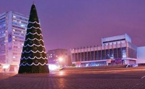 Главную елку Луганска демонтируют после празднования Старого Нового года