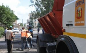 В Луганске выполняют ямочный ремонт дорог, используя брусчатку и шлак