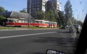 В Харькове трамвай сошел с рельсов и врезался в жилой дом