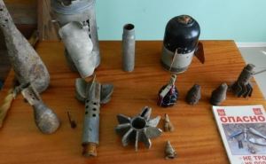 В Луганске школьников учили правилам поведения с взрывоопасными предметами (фото)