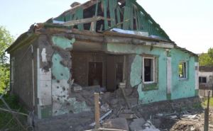 В Луганской области артобстрелом разрушен дом, где проживала многодетная семья (фото)