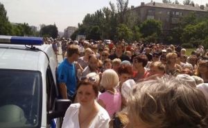 В Донецке местные жители вышли на митинг (фото)