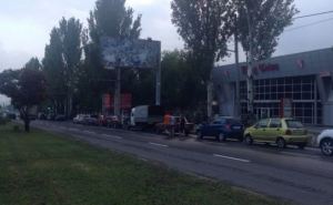 В Донецке огромные очереди из автомобилей за бензином (фото)