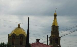 В Луганске восстановили поврежденные ураганом кресты Свято-Петро-Павловского собора (видео)