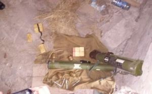 На окраине Станицы Луганской пограничники обнаружили тайник с оружием (фото)