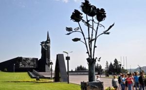 В Донецке открыли памятник погибшим мирным жителям (фото)