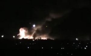 В Луганской области загорелся склад с боеприпасами (видео)