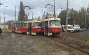В Харькове два трамвая столкнулись, еще один — сошел с рельсов