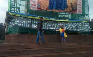 На месте памятника Ленину в Харькове вывесили фото погибших в АТО