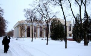 В Луганске расчищают внутриквартальные дороги от снега