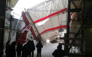 На Барабашово под тяжестью снега рухнул навес