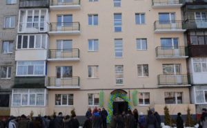 В Славянске восстановили подъезд разрушенного обстрелами дома (фото)