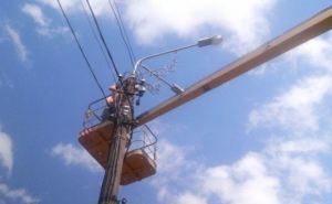 В Красном Яру ремонтируют поврежденную обстрелами линию электропередач (видео)