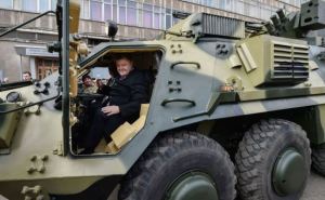 Порошенко в Харькове передал военным технику и сам прокатился на БТРе