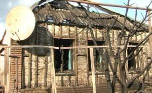 В Краснодоне произошел пожар: сгорели два авто и жилой дом (фото)