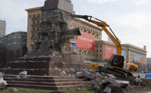 В Харькове демонтируют постамент памятника Ленину (ФОТО)