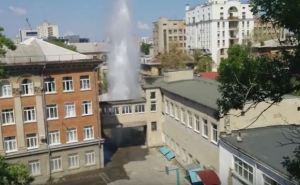 В Харькове на территории школы забил фонтан высотой с пятиэтажку (видео)