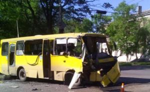 В Мариуполе автобус с военными столкнулся с маршруткой (фото)