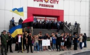 «Азов» и «Правый сектор» заблокировали торговый центр в Харькове