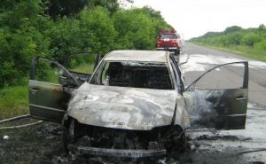 На трассе Луганск-Старобельск сгорел автомобиль (фото)