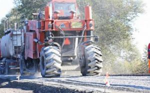 Возобновлен ремонт дороги Чугуев-Меловое