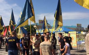 В Харькове «Азов» пикетирует здание облсовета