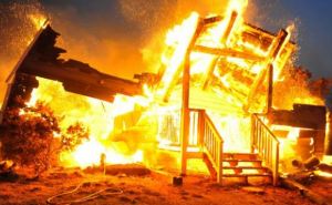 В Зайцево пожарные из-за огня снайперов не могли потушить горящие от обстрелов дома