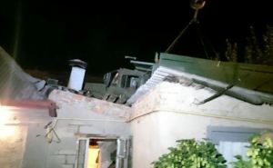 В Харькове грузовик влетел на крышу дома