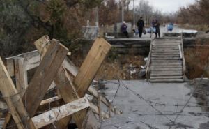 Сломанные ступеньки и перила: состояние моста в Станице Луганской ухудшается