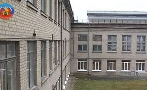 В Луганске продолжают восстанавливать школы, поврежденные обстрелами (видео)
