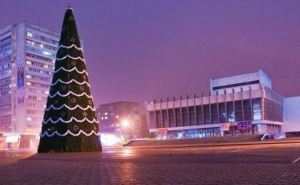 В Луганске начали установку главной новогодней елки
