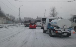 В Лисичанске снежная погода заблокировала основную дорогу (видео)