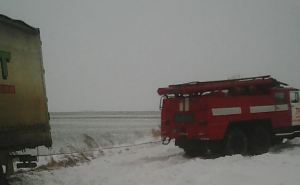 В Луганской области спасатели освободили грузовик из снежной ловушки (фото)
