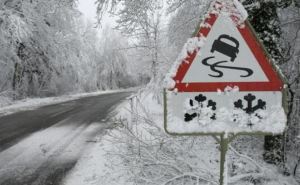 В Луганской области расчищают снежные заносы 80 единиц техники